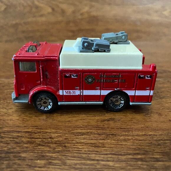Vintage 1991 Matchbox Red Paramedic Rescue Mack Auxillary Power Truck Toy Car - Picture 3 of 8